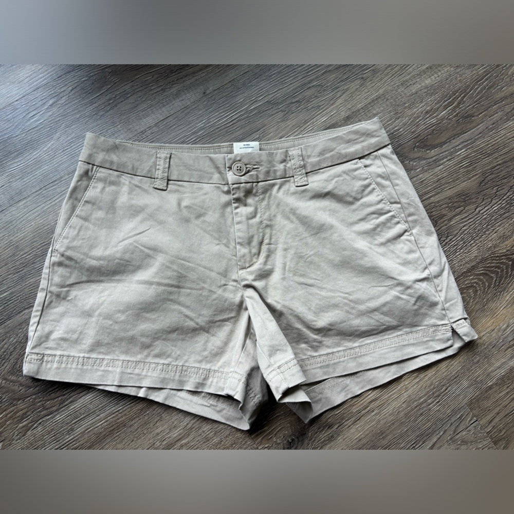 Magellan Outdoors Khaki shorts 
Size 4